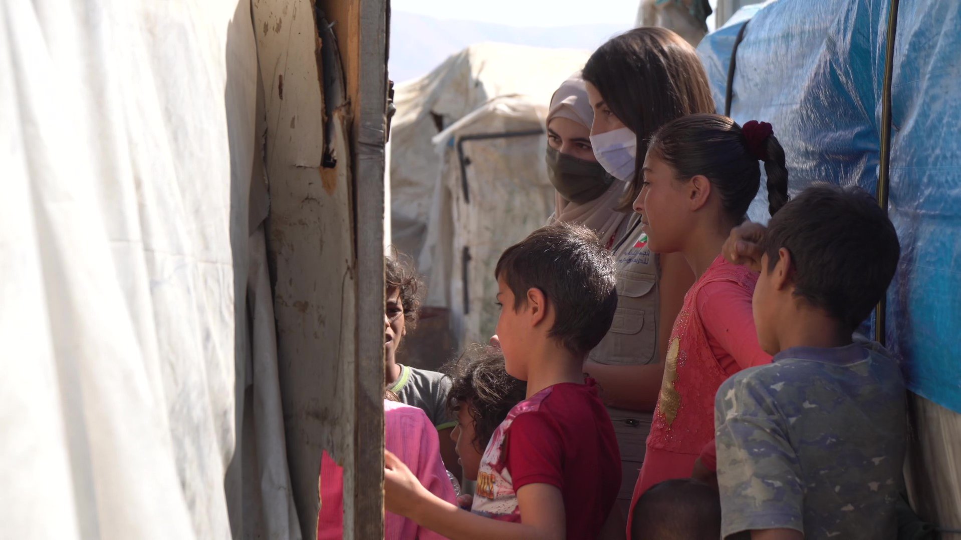 War Child begeleider Rana in een vluchtelingenkamp in Bekaa in Libanon biedt psychosociale hulp aan gevluchte kinderen