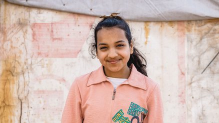 Ontmoet Fatima uit Syrië. In een vluchtelingenkamp in Libanon doet ze mee aan War Child's programma's