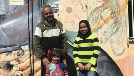 Meisje met haar vader en zusje gevlucht uit Syrie, nu in een vluchtelingenkamp in Jordanie bij War Child