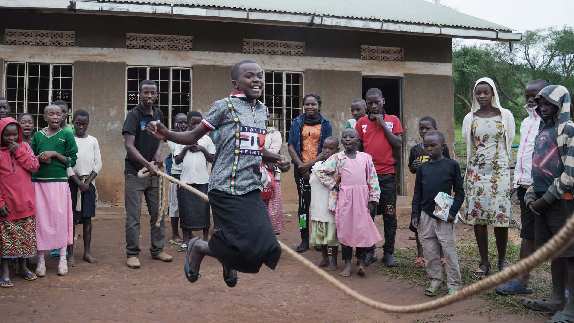 Emilie is aan het touwtje springen bij War Child TeamUp in Oeganda