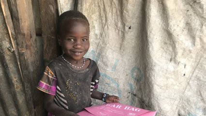 Meisje in vluchtelingenkamp in Zuid Soedan krijgt een Child Care Kit