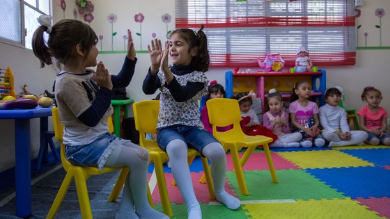 Meisjes spelen in de kleuterschool in Jordanie
