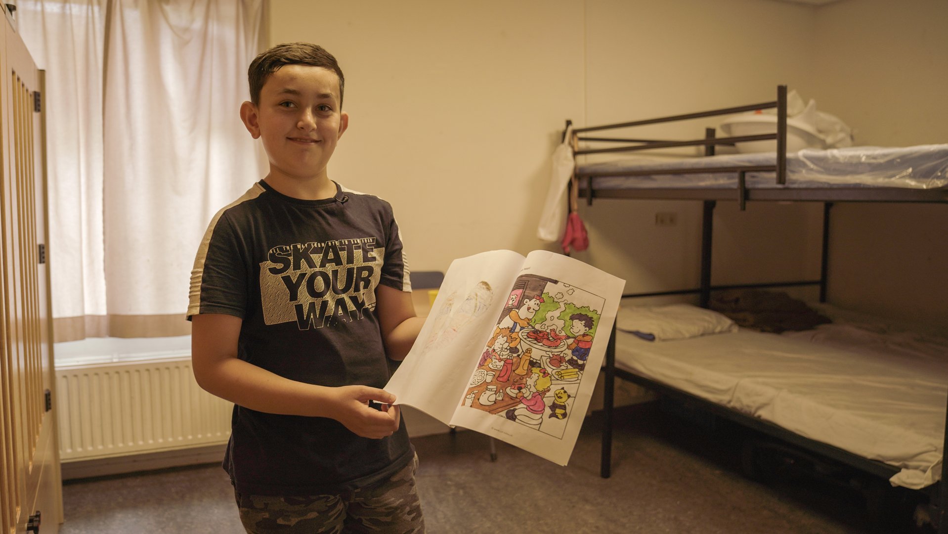 De Syrische jongen Hoessein is gevlucht voor de oorlog in Syrië en verblijft nu in een azc in Nederland waar hij meedoet aan TeamUp