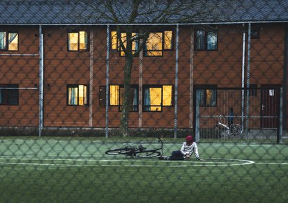 Jongen op speelveld in azc Almere credits Stichting de Vrolijkheid - Petra Katanic.jpg