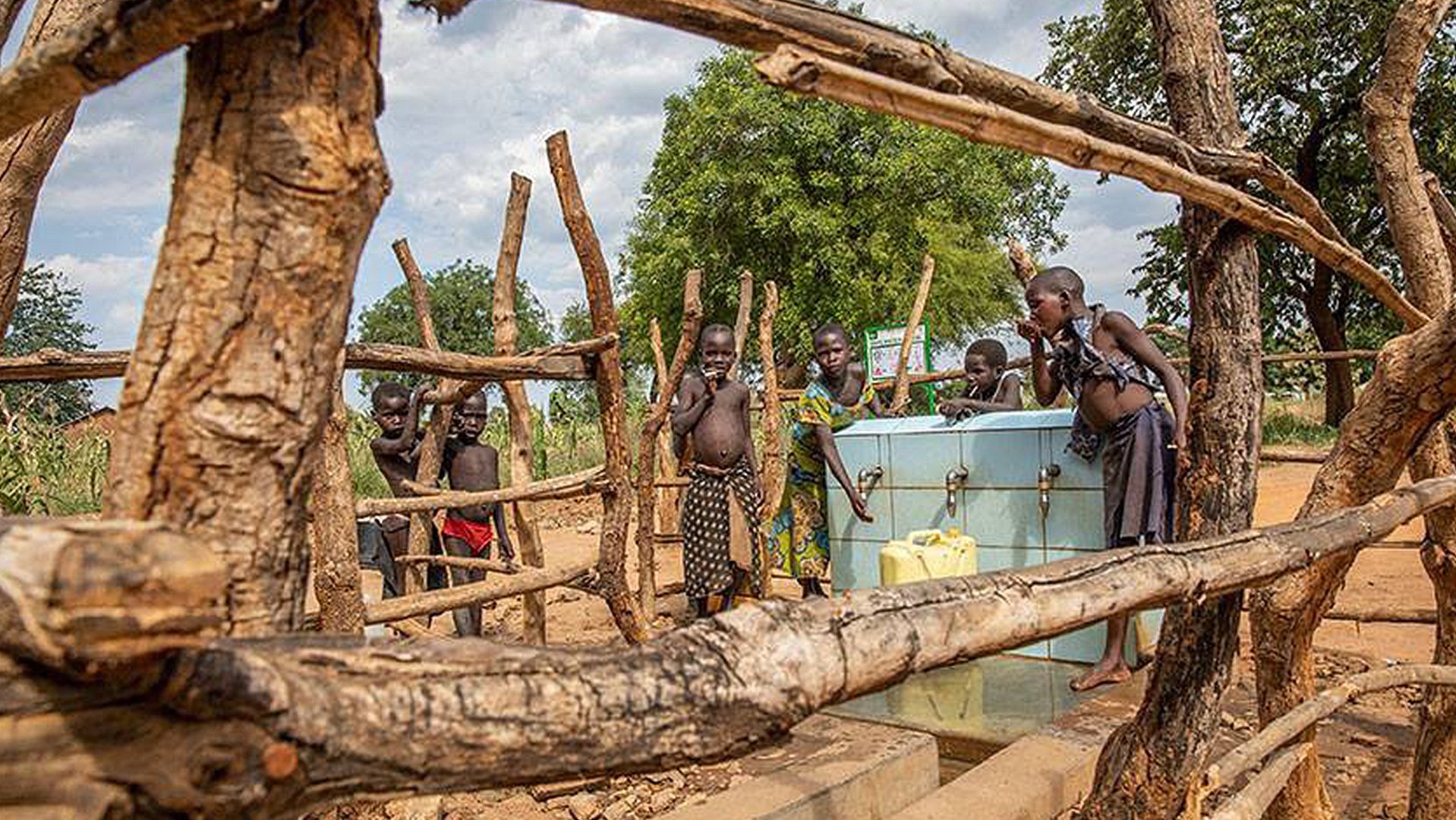 Water halen kinderen in Oeganda - buiten - War Child projecten