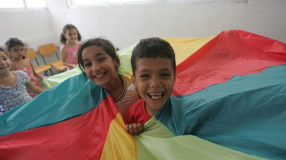Kinderen tijdens activiteiten War Child in Libanon parachute