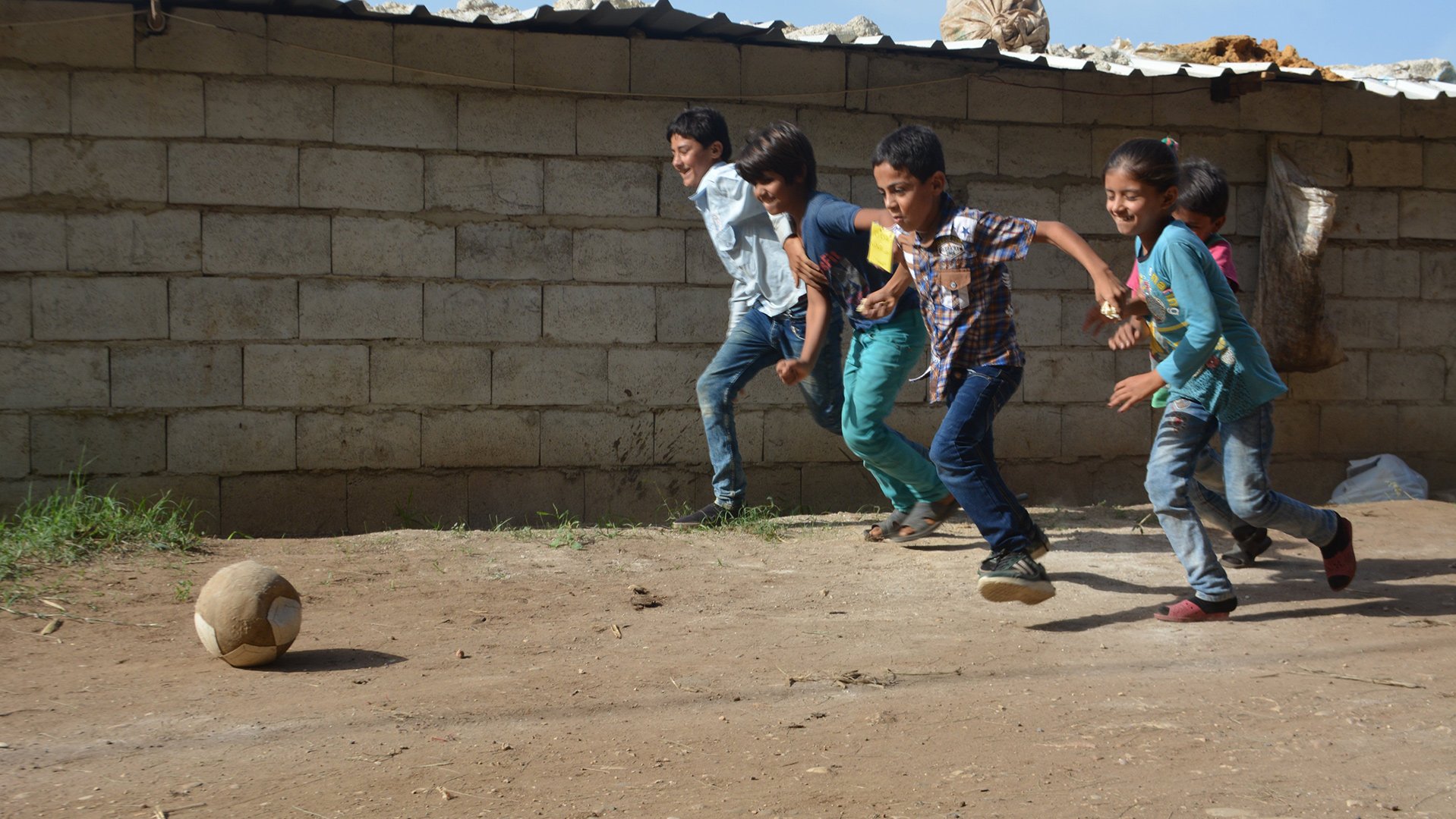 Kinderen voetballen rennen Libanon uit Syrië_War Child