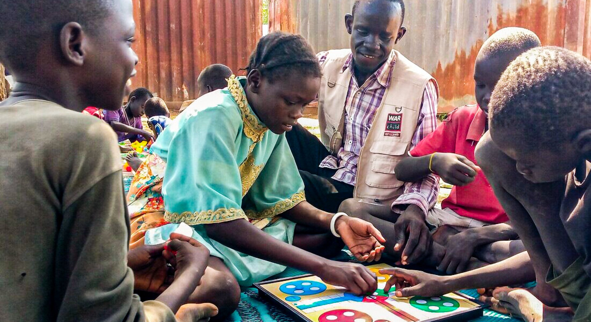 Nyagoa speelt Ludo met haar vrienden