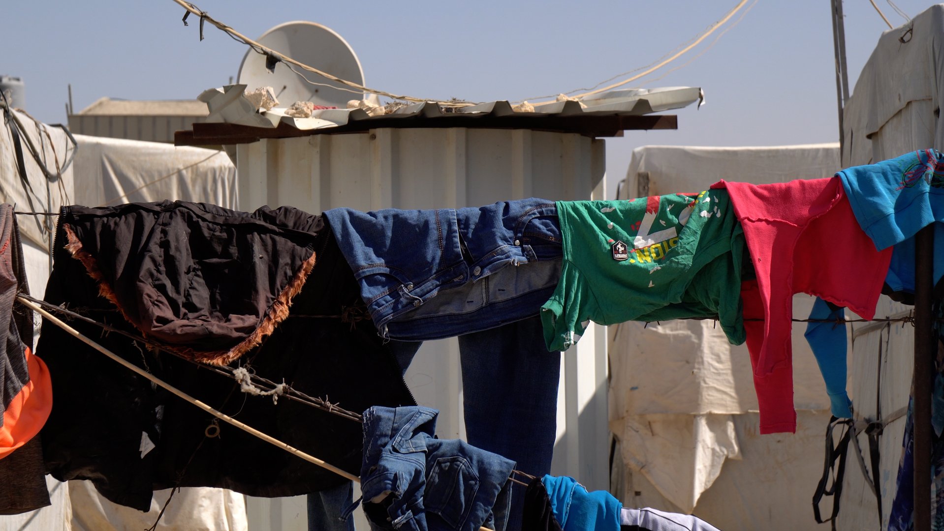 Leven in een tentenkamp in Libanon, kleding aan de waslijn War Child