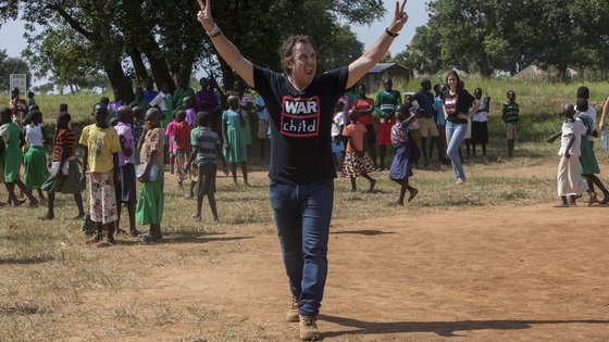 War Child- ambassadeur Marco Borsato voor War Child in Oeganda