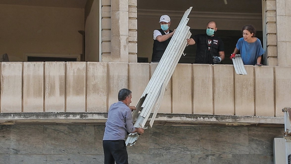 War Child medewerkers helpen schoonmaakactie voor getroffen gemeenschap na explosies in Beiroet, Libanon