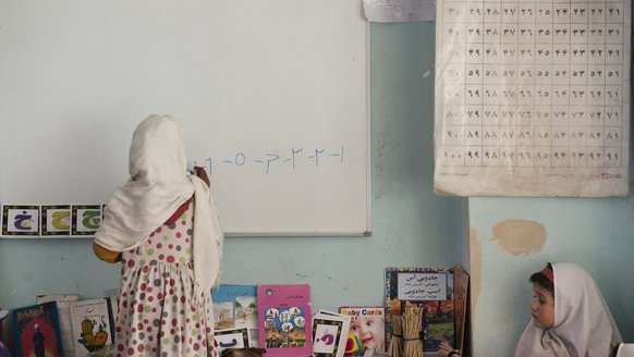 Meisjes naar school onderwijs War Child in Afghanistan