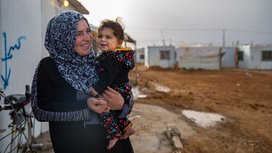 Moeder en kind in vluchtelingenkamp in Jordanië - Veilige Plek War Child