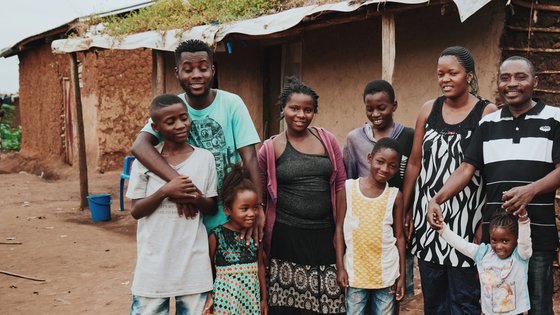 Congolese familie voor hun huis in Oeganda