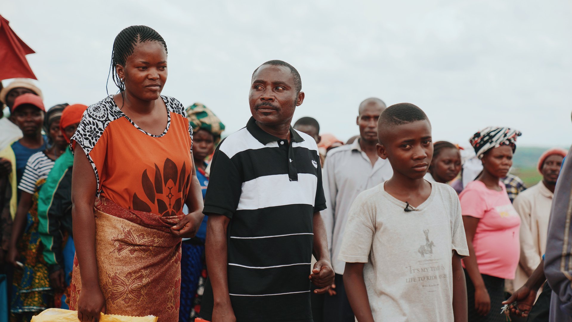 Nelson en zijn ouders in een vluchtelingenkamp in Oeganda - krijgen hulp van War Child