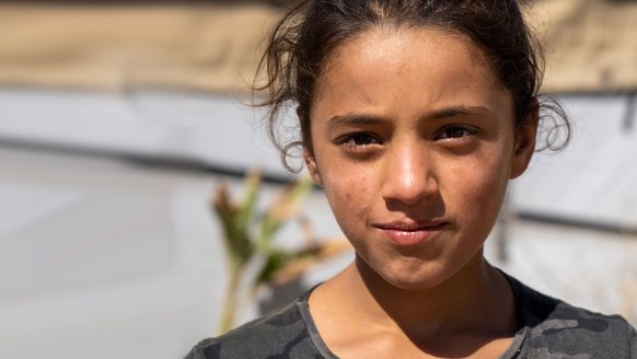 Meisje in een vluchtelingenkamp is bang en heeft behoefte aan een veilige plek van War Child