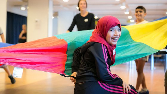 Nour activiteiten van TeamUp War Child gevluchte kinderen parachute