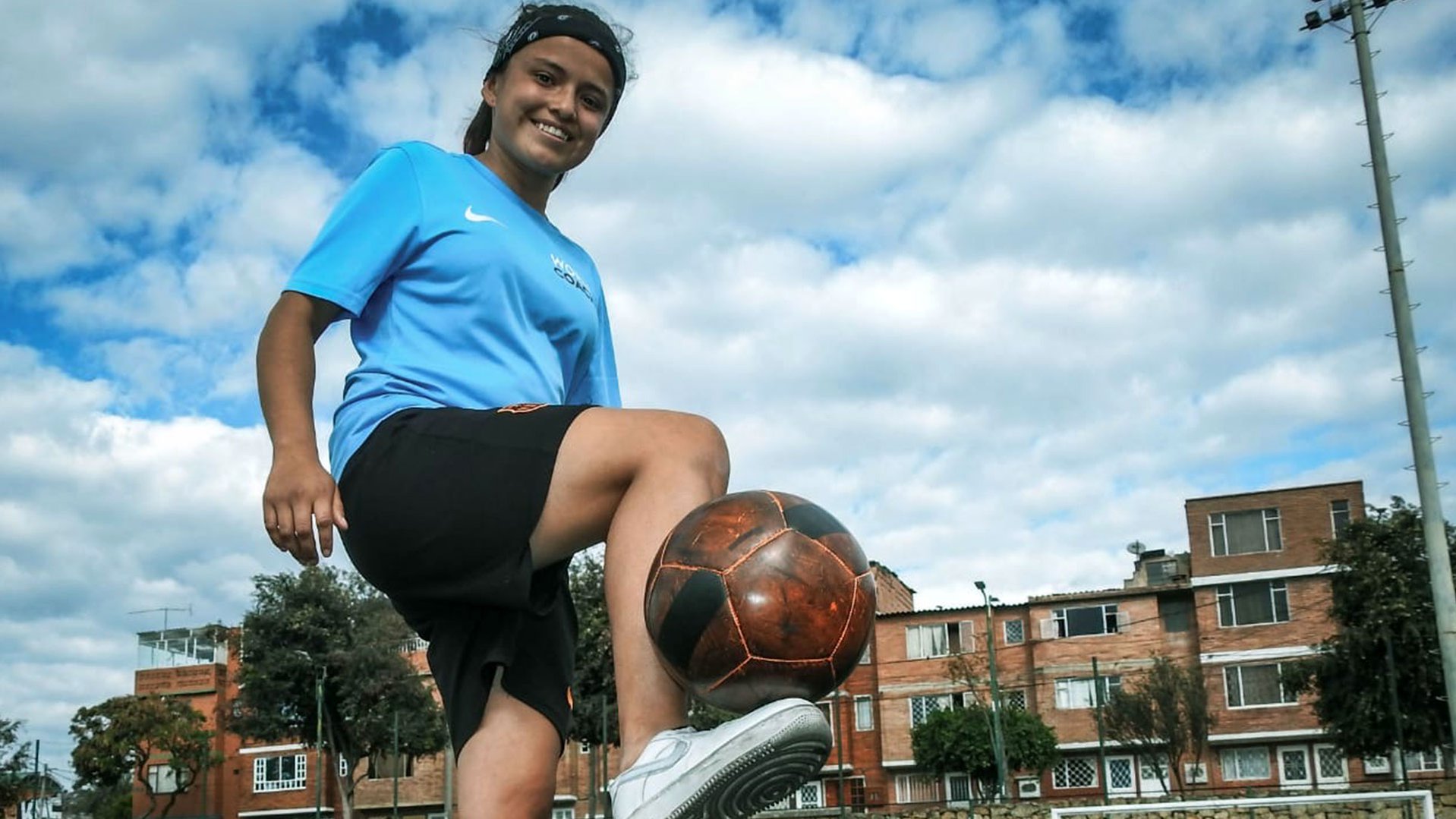 Annie uit Colombia, Bogotà doet mee aan ons voetbalproject 'Play it for live and future'