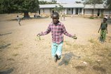 Burundi kind touwtje springen programma War Child