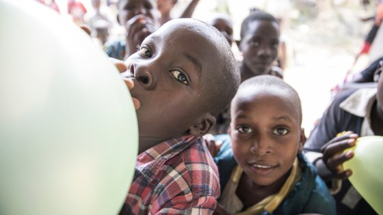 Burundi kinderen ballonnen opblazen blij