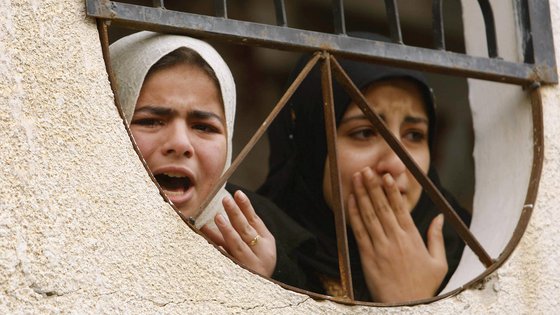Meisjes geschrokken bezette Palestijnse gebieden