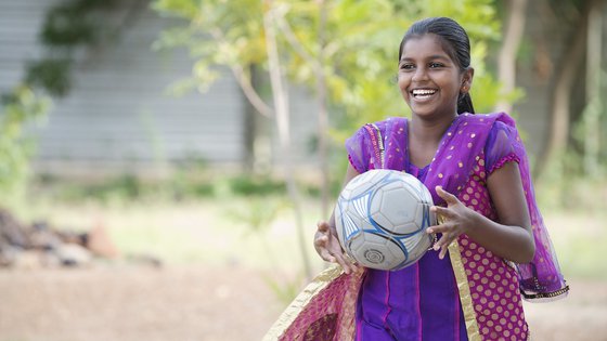 Meisje voetbal Sri Lanka lach