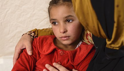 Sumaya zit veilig bij haar moeder in een vluchtelingenkamp
