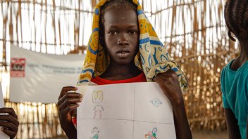 Meisje uit Zuid-Soedan met tekening in haar hand - War Child programma