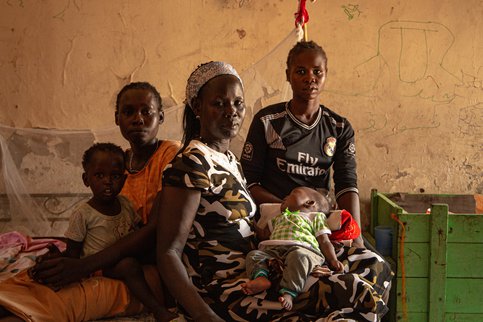 RS20013_200306_WCH_SS_Malakal_002_Family_Portrait_AB_02-lpr.jpg