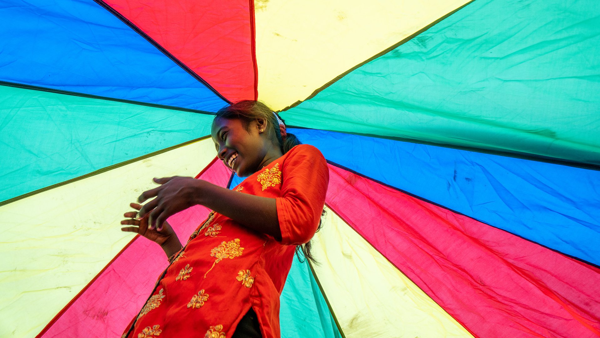 Meisje met parachute doet mee aan War Child project TeamUp in Sri Lanka
