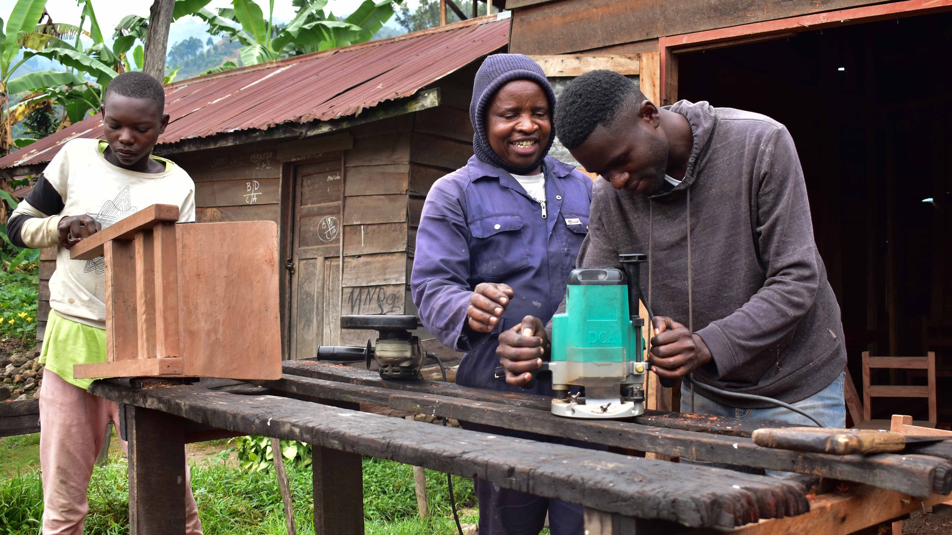 Jongeren krijgen timmermansopleiding van War Child in DR Congo