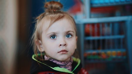 Ukrainian girl at border - fleeing conflict in her home country | War Child