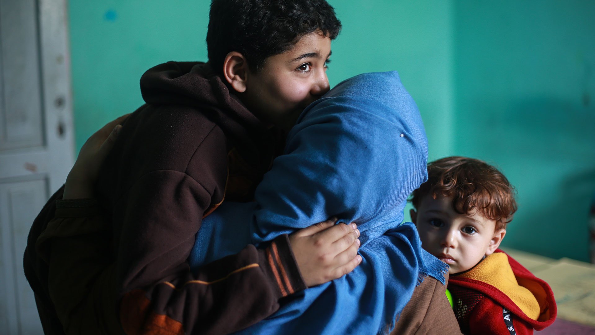 Rami met moeder en broertje in de bezette Palestijnse gebieden - War Child programma