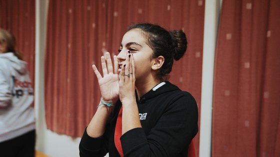 Sara tijdens TeamUp in een azc in Nederland - War Child
