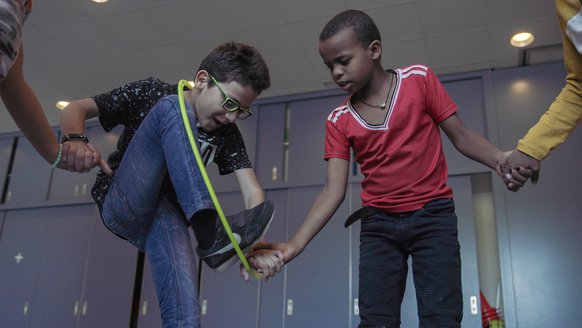 Gevluchte kinderen krijgen dankzij TeamUp op School psychosociale ondersteuning door middel van sport- en spel oefeningen met War Child