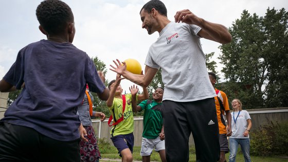 TeamUp spel met bal in een azc in Amsterdam