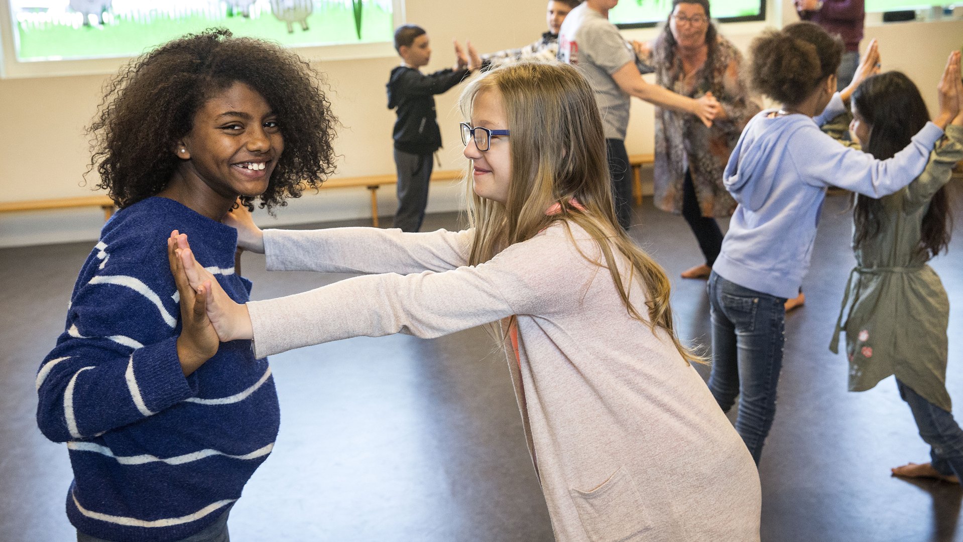 Meisjes tijdens TeamUp op school, samenwerken en grenzen verkennen - War Child