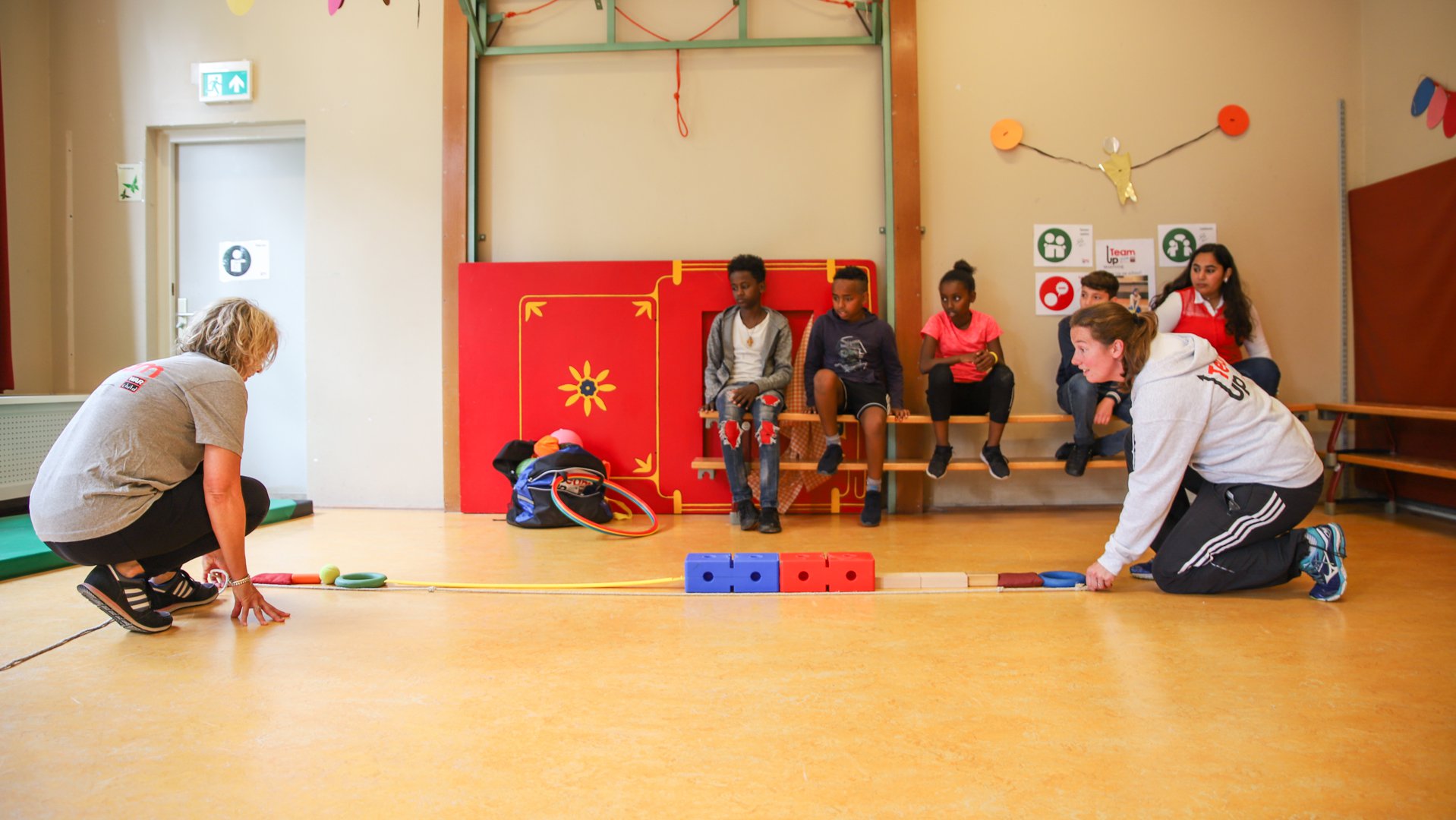 TeamUp sessie op school - kinderen met facilitators - War Child
