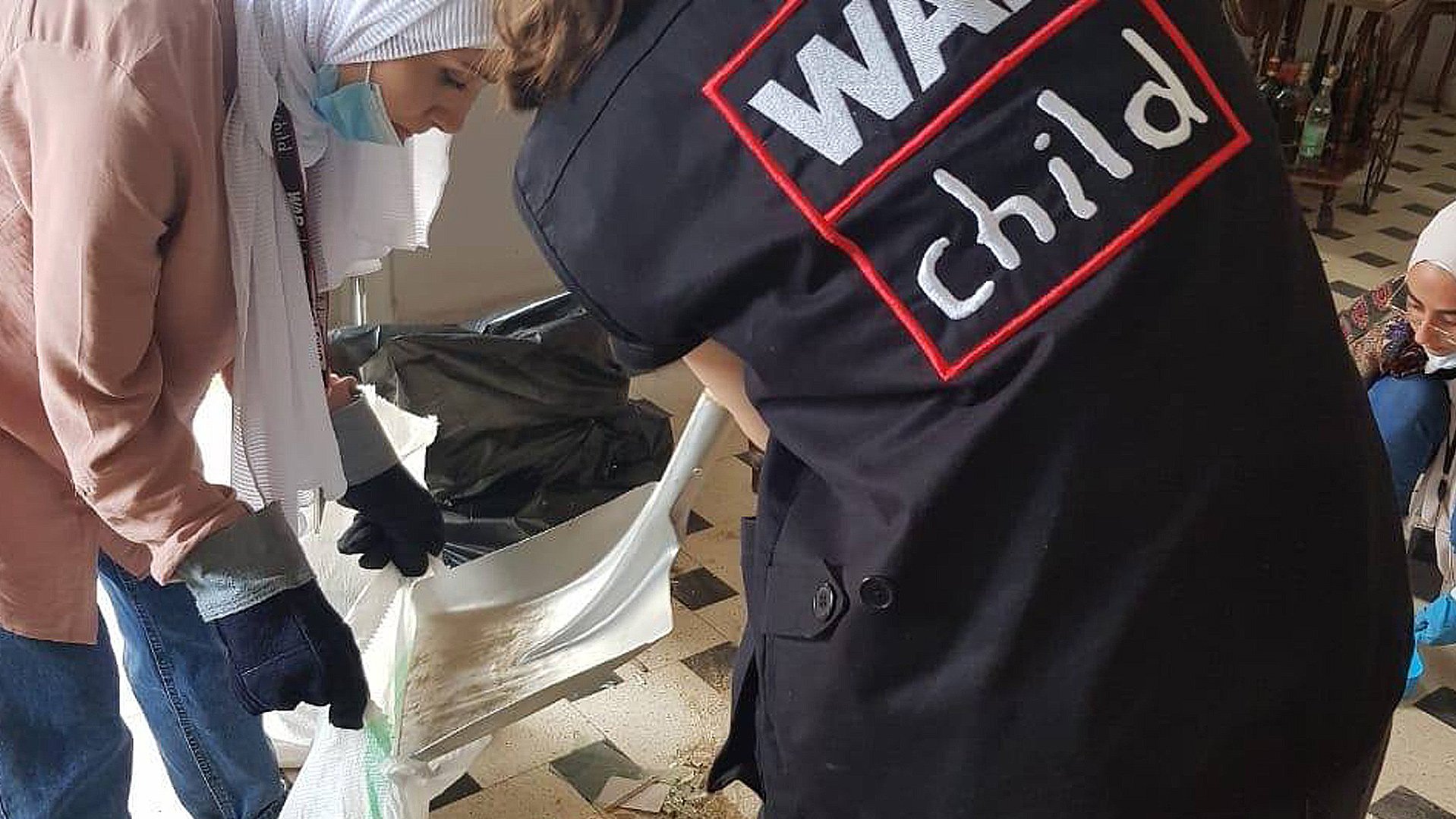 War Child team helpt bij schoonmaakactie in Beiroet, Libanon na explosies