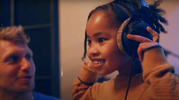 War Child ambassadeur Chef'Special maakt nummer 'Samen Zijn Wij' met gevluchte kinderen