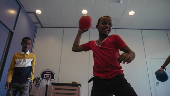 Activiteiten van TeamUp op school, zoals trefbal, dragen bij aan het psychosociale welzijn van kinderen die opgroeien in oorlog