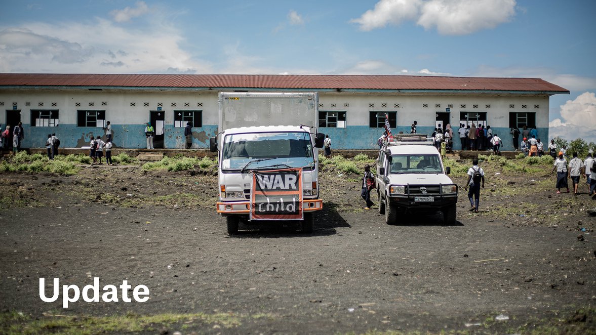 War Child auto bij een school in DR Congo