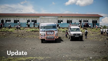 War Child auto bij een school in DR Congo