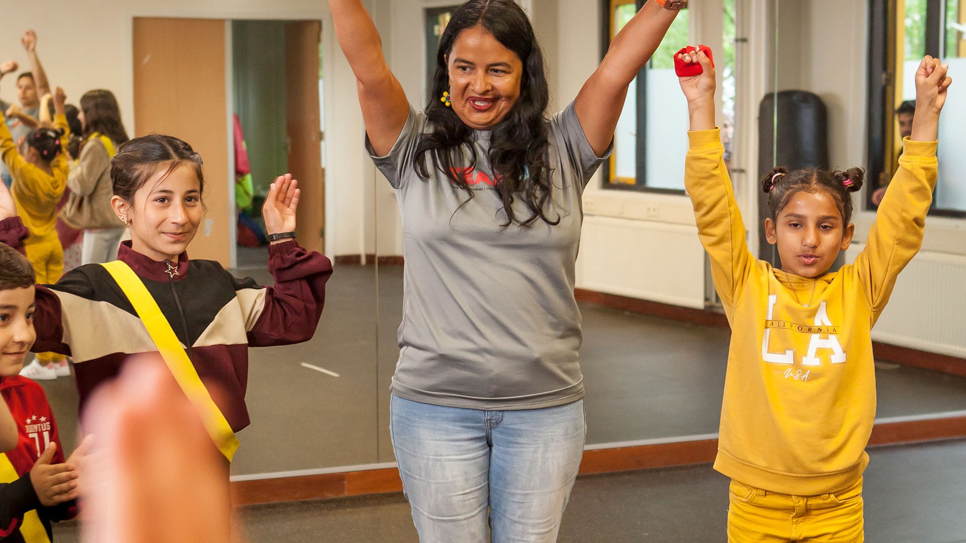 Children and TeamUp facilitator playing during TeamUp session in the Netherlands