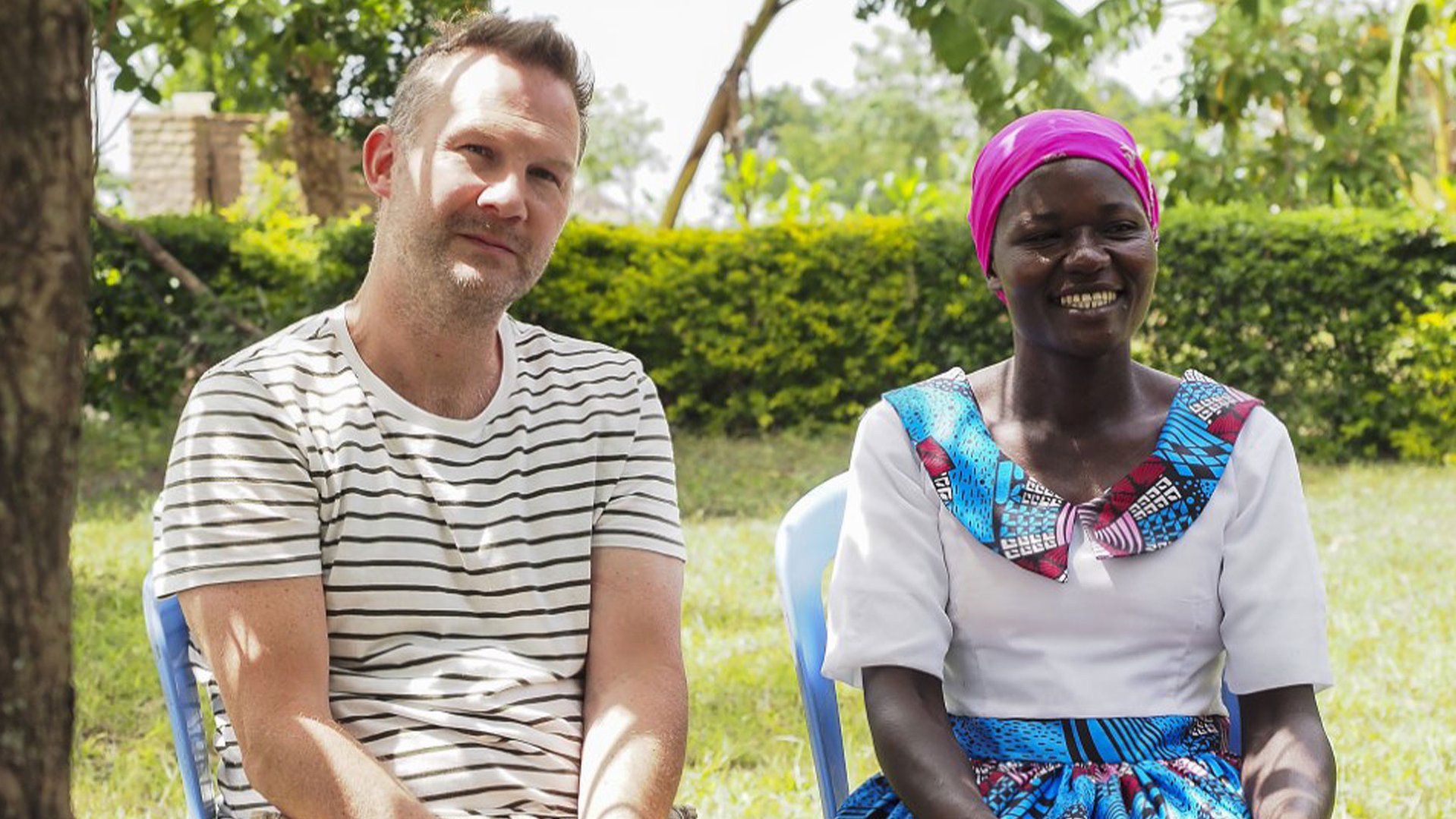 Ernst Suur bezoekt War Child-programma's en oud-deelnemer Alex in Oeganda