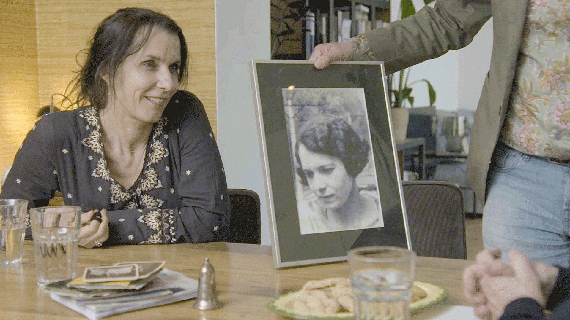 Boudewijn de Groot laat foto's van zijn overleden moeder zien aan zijn dochter en Hanneke Groenteman voor War Child-campagne