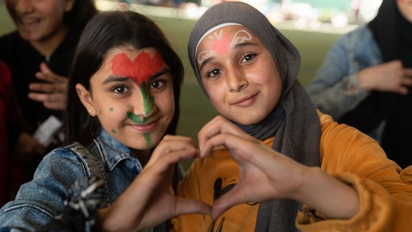 Nadine en haar vriendin uit Syrië doen mee aan War Child's programma's in Libanon | Laat oorlog geen generaties duren
