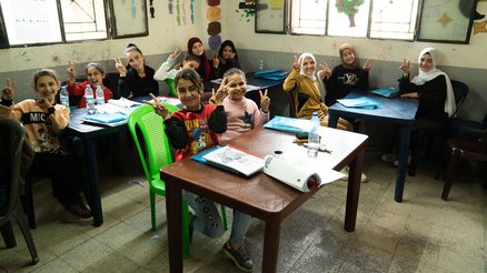 Nadine uit Syrië doet mee aan War Child's lesprogramma's in Libanon | Laat oorlog geen generaties duren