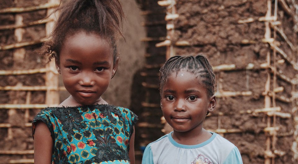Twee zusjes in Oeganda