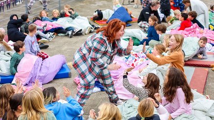 Eva en basisschoolleerlingen staan op voor kinderen in oorlog